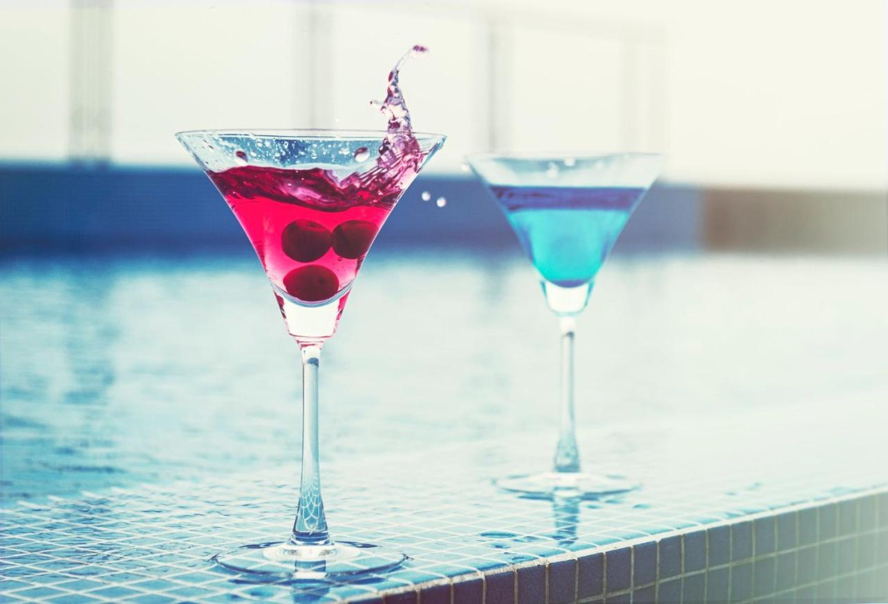 Holiday Inn Kolkata Airport By Ihg Exteriör bild A cosmopolitan (left) and a Blue Hawaii (right)