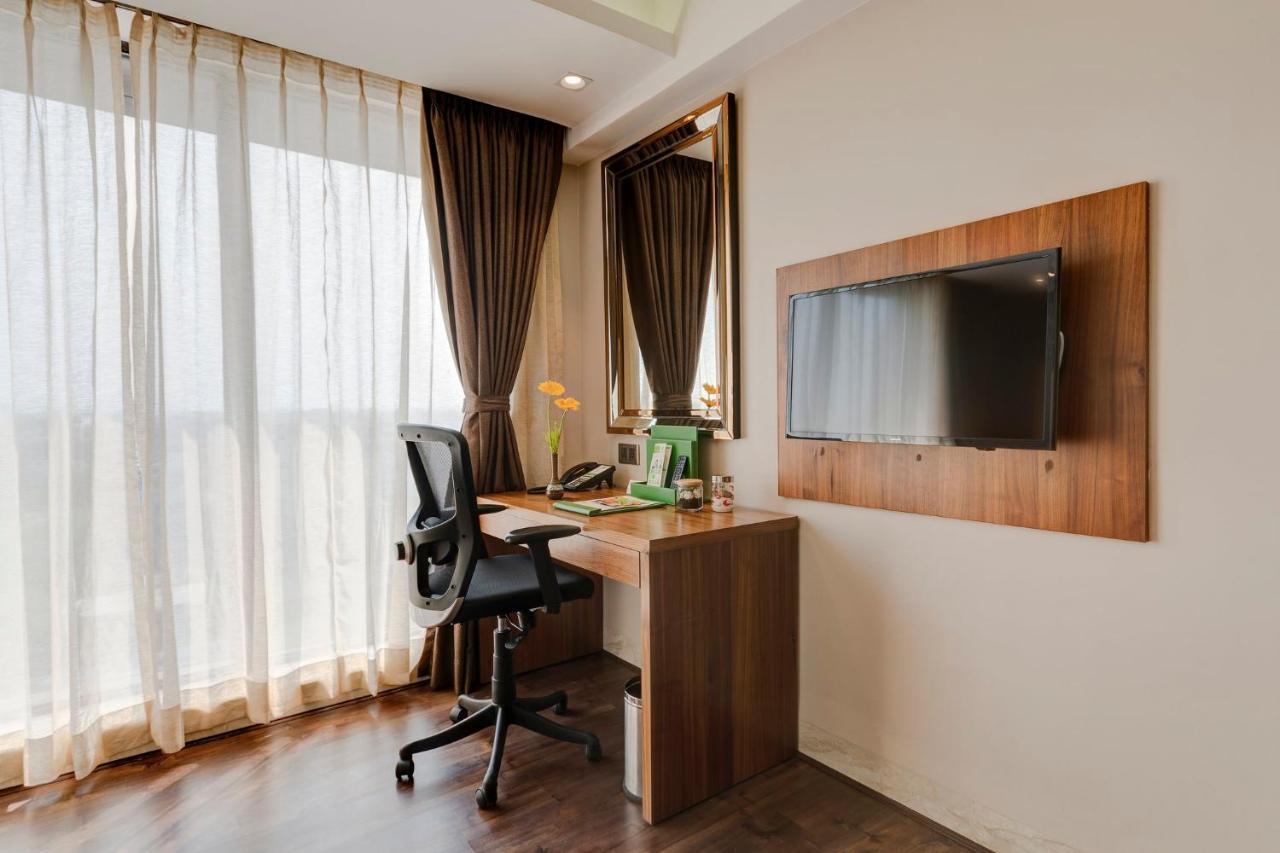 Holiday Inn Kolkata Airport By Ihg Exteriör bild A work desk in a hotel room