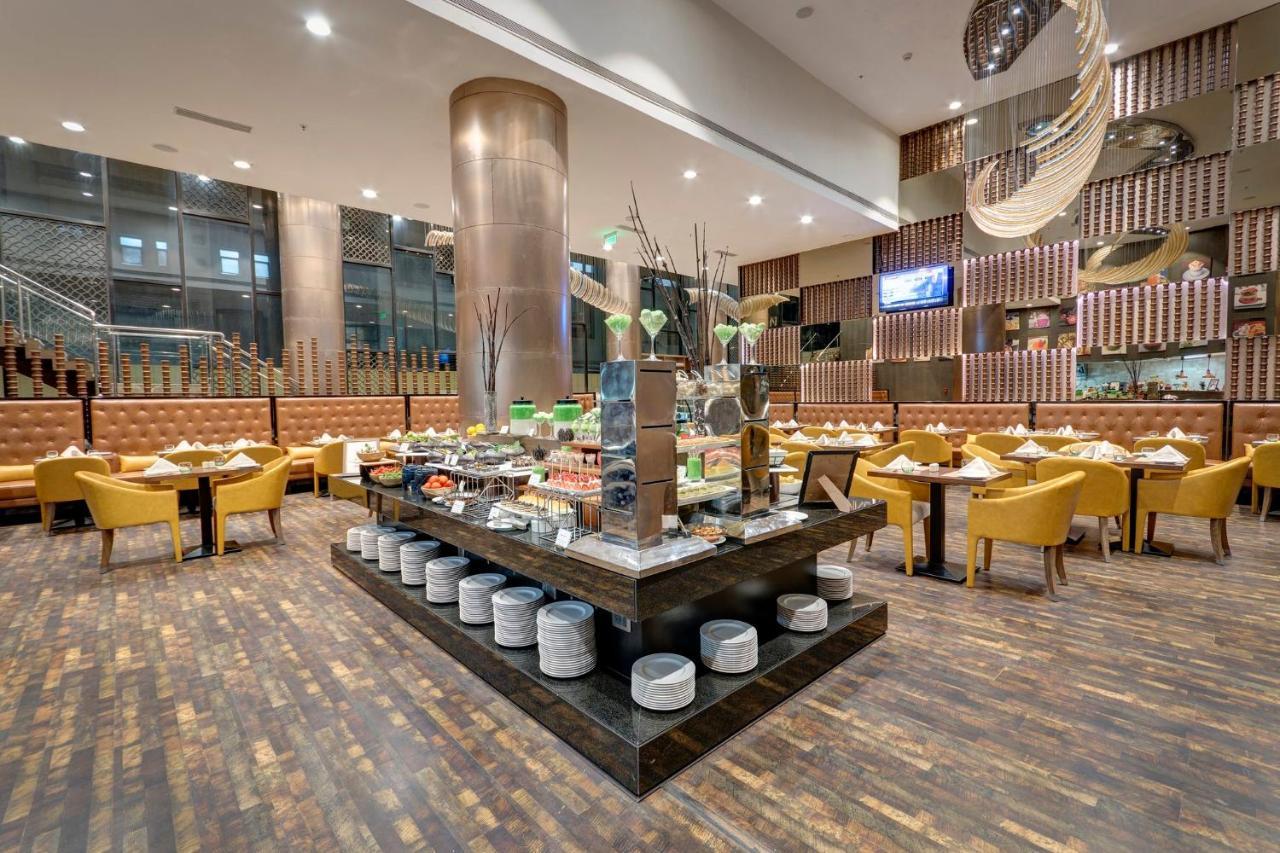 Holiday Inn Kolkata Airport By Ihg Exteriör bild The restaurant