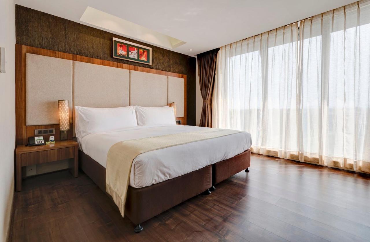 Holiday Inn Kolkata Airport By Ihg Exteriör bild A bedroom at the hotel