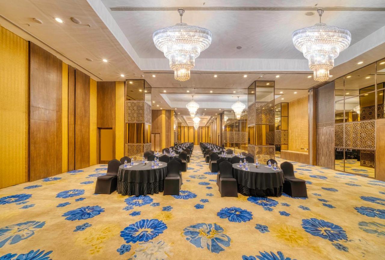 Holiday Inn Kolkata Airport By Ihg Exteriör bild The ballroom