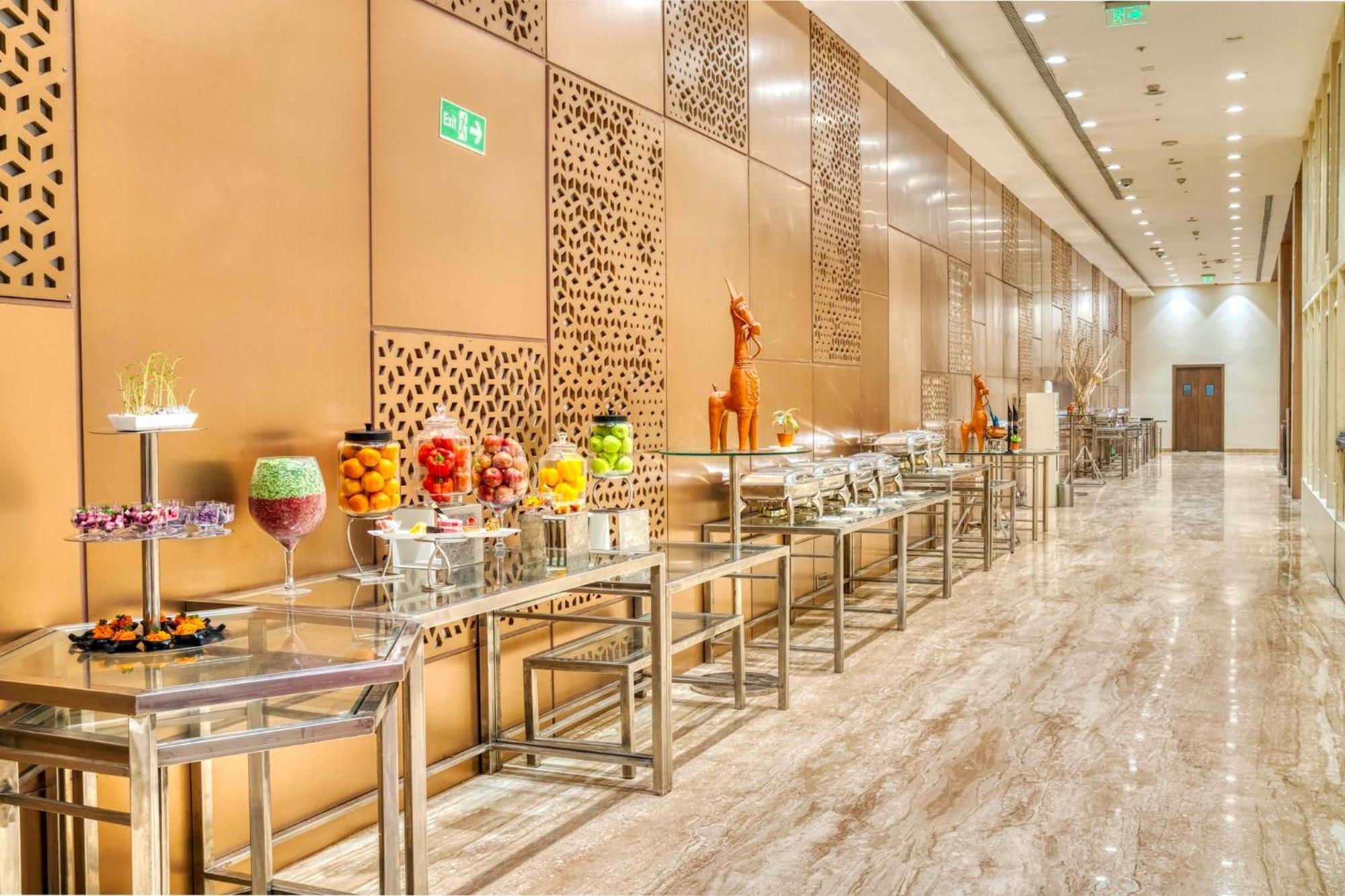 Holiday Inn Kolkata Airport By Ihg Exteriör bild The interior of the hotel