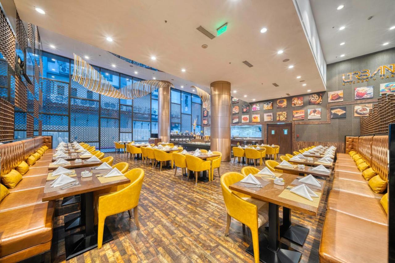 Holiday Inn Kolkata Airport By Ihg Exteriör bild The interior of the restaurant