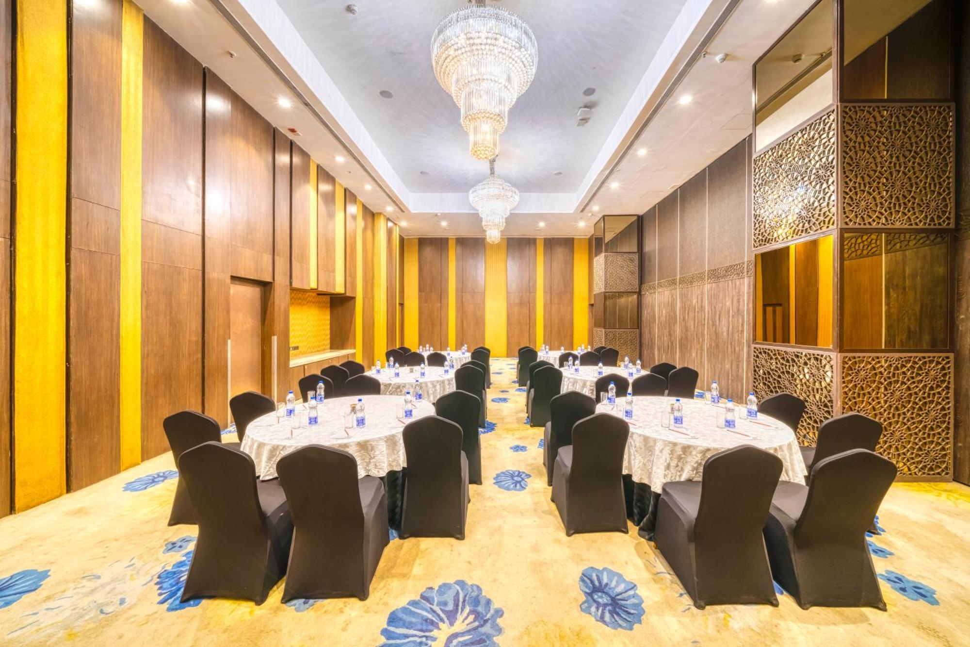 Holiday Inn Kolkata Airport By Ihg Exteriör bild The Royal Ballroom