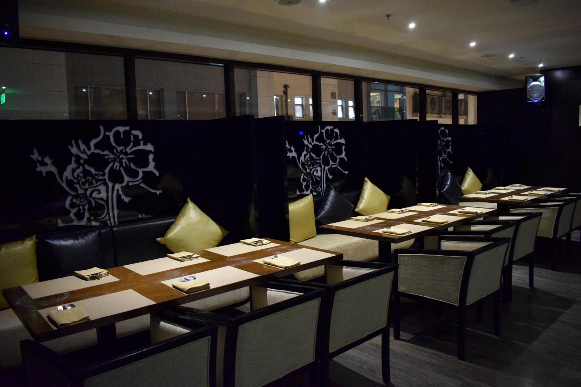 Holiday Inn Kolkata Airport By Ihg Exteriör bild Interior of a restaurant in the hotel