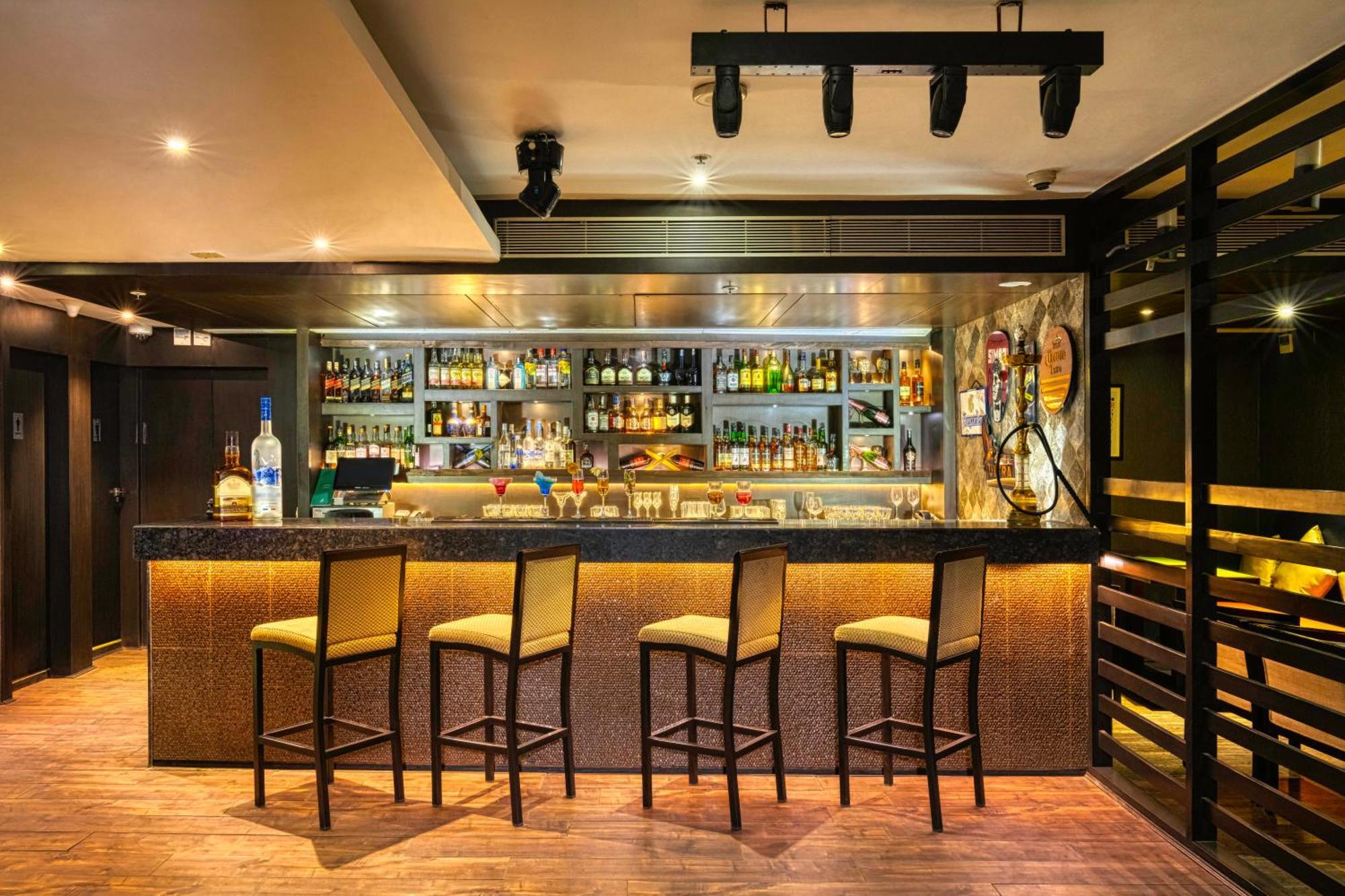 Holiday Inn Kolkata Airport By Ihg Exteriör bild The bar at the 1919 Restaurant