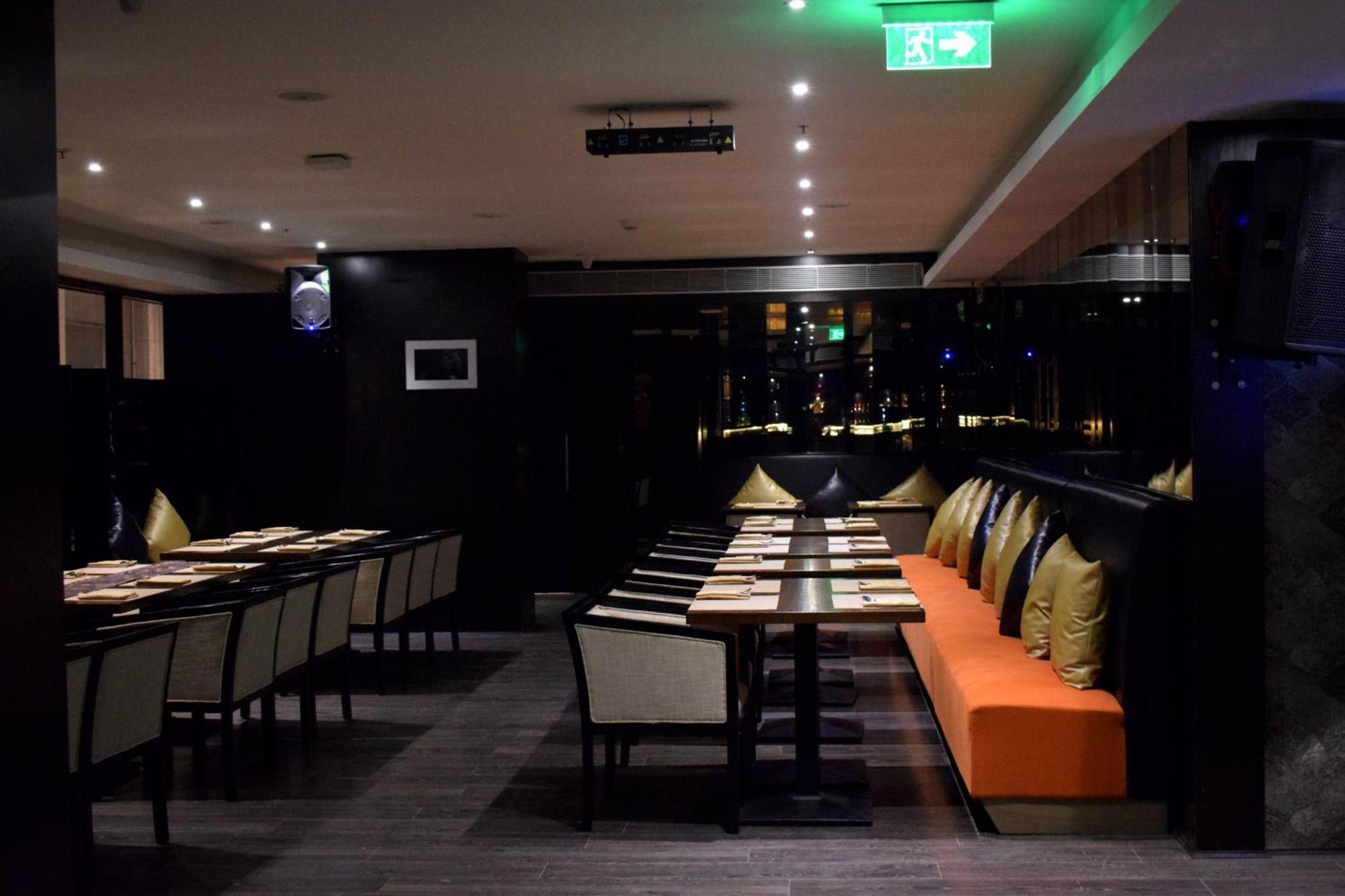 Holiday Inn Kolkata Airport By Ihg Exteriör bild Interior of a restaurant in Singapore