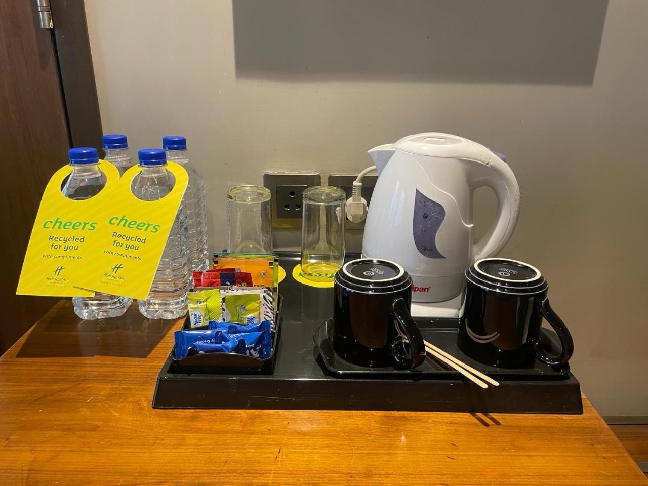 Holiday Inn Kolkata Airport By Ihg Exteriör bild A kettle and bottled water in a hotel room