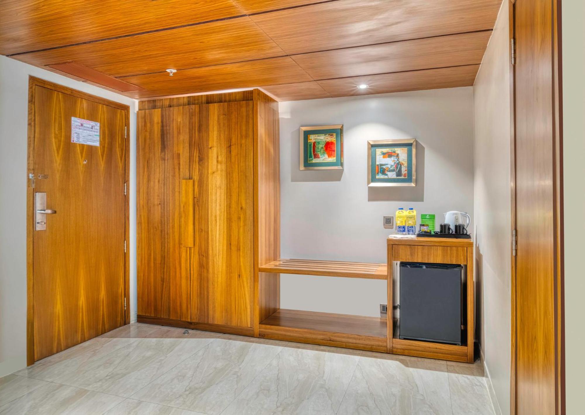 Holiday Inn Kolkata Airport By Ihg Exteriör bild A room at the hotel