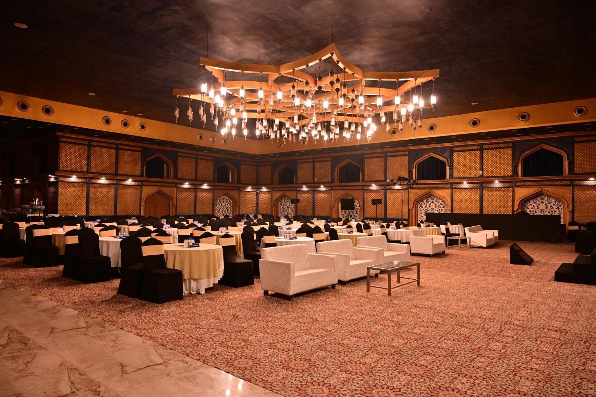 Holiday Inn Kolkata Airport By Ihg Exteriör bild The ballroom at the Grand Hotel
