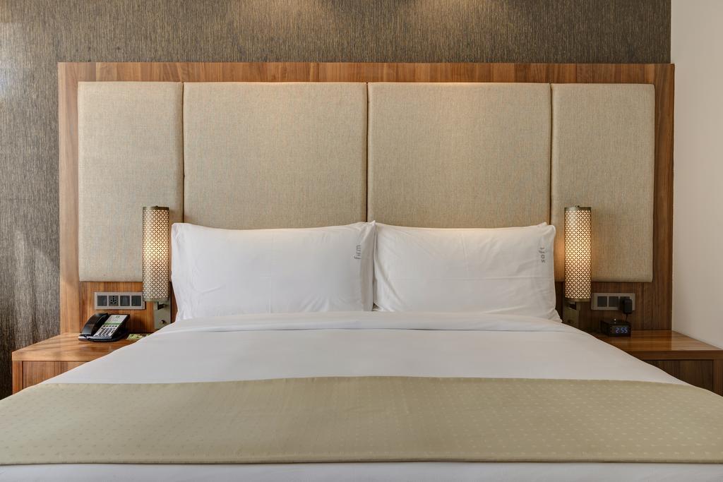 Holiday Inn Kolkata Airport By Ihg Exteriör bild A bed with a headboard